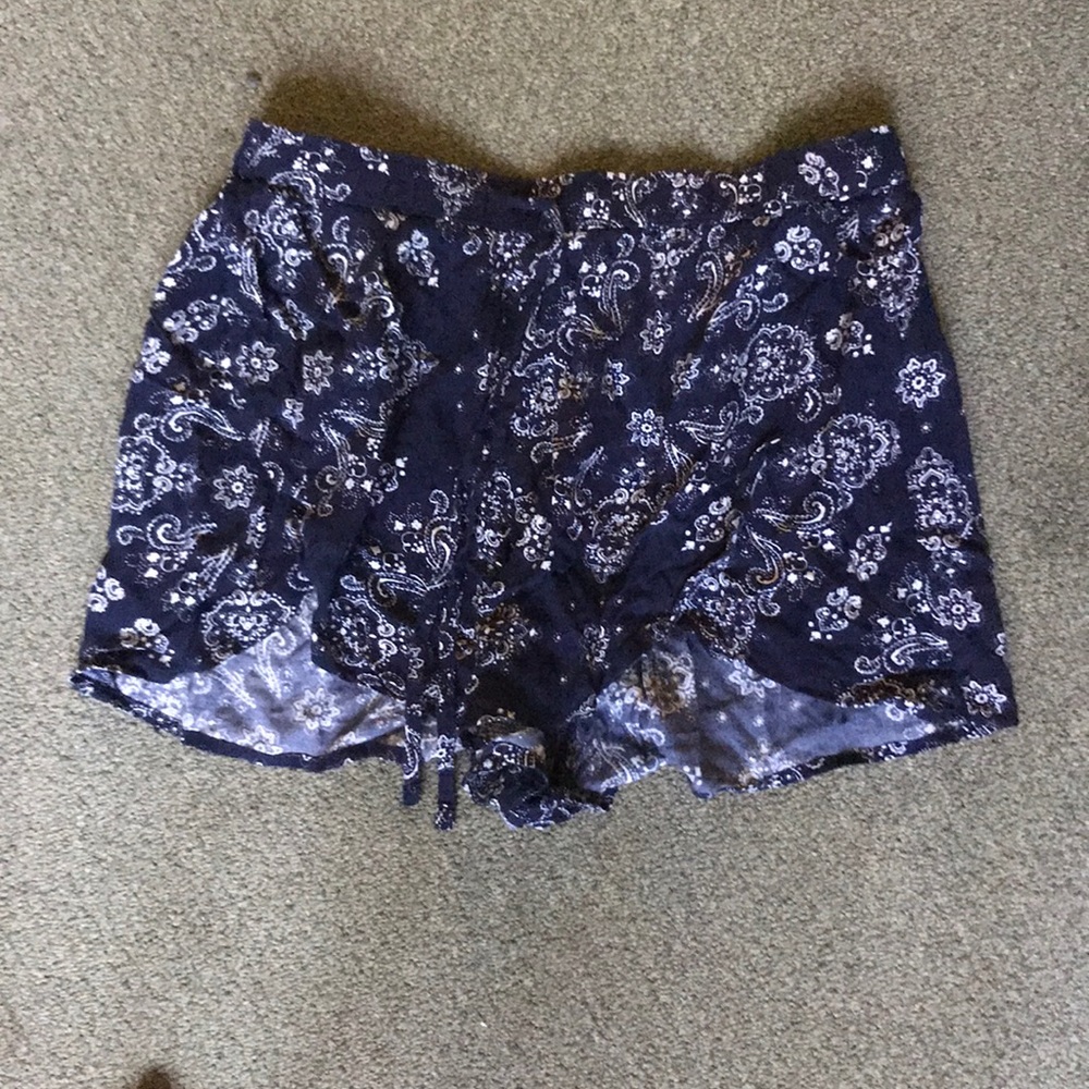 Hollister flowy shorts navy blue/white pattern